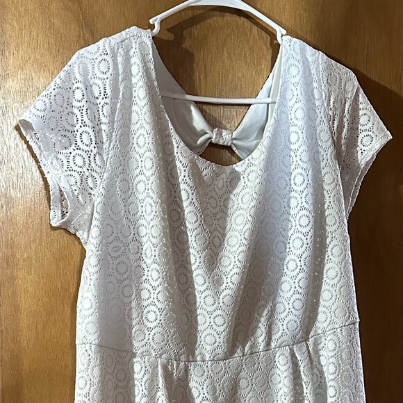 Used White Torrid Dress Knee length Textured Dress Open area in the back 2 - Picture 1 of 9